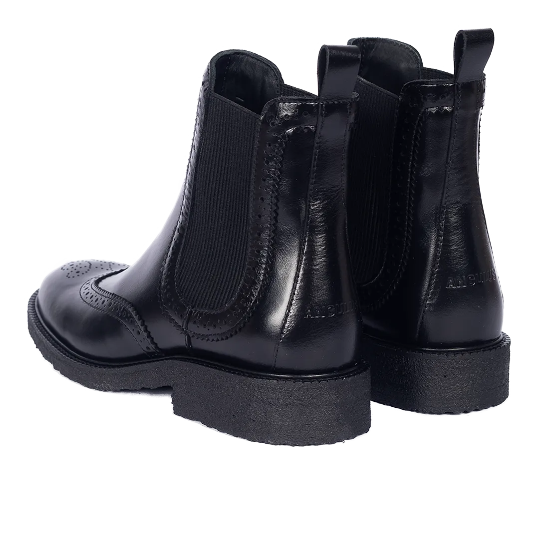 Boot with decorative brogue pattern