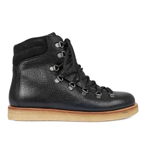 Boot with wool lining and laces
