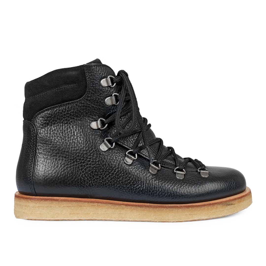 Boot with wool lining and laces