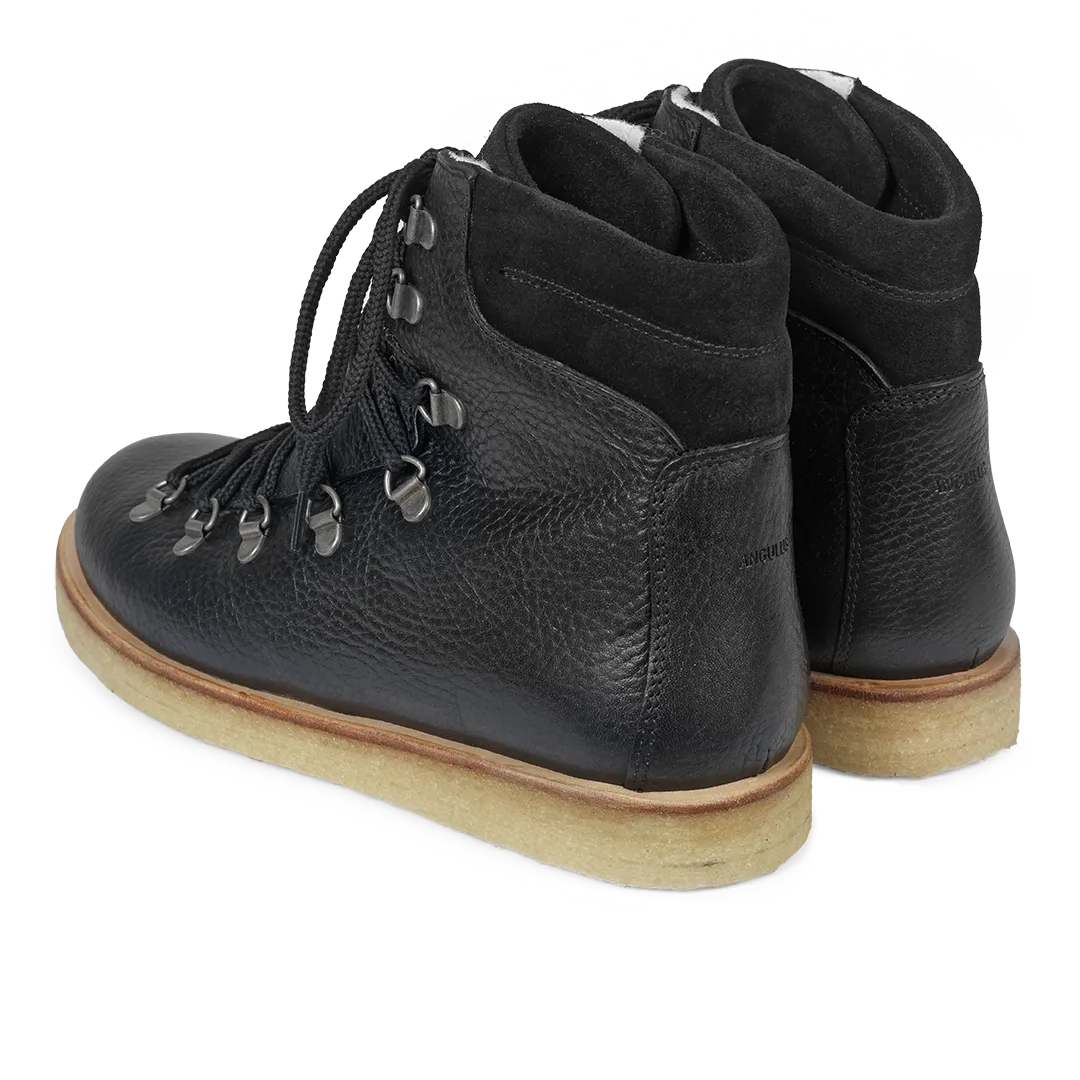 Boot with wool lining and laces