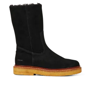 Boot with wool lining