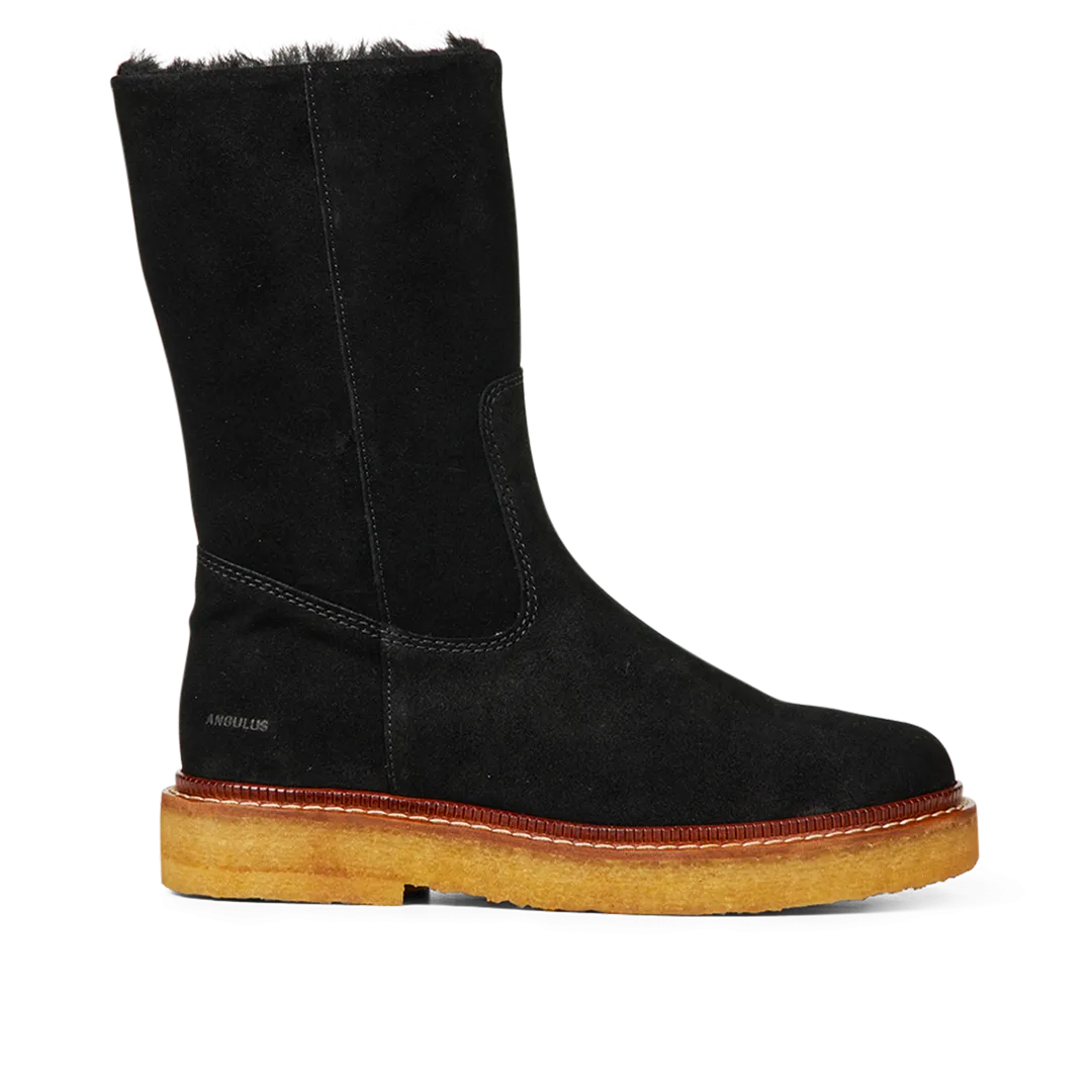 Boot with wool lining