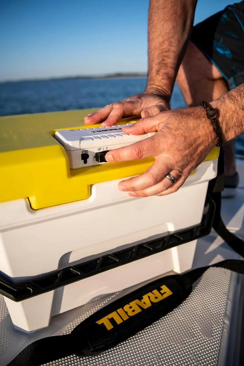 Frabill Magnum Bait Station 13 Quart Live Bait Well, White and Yellow