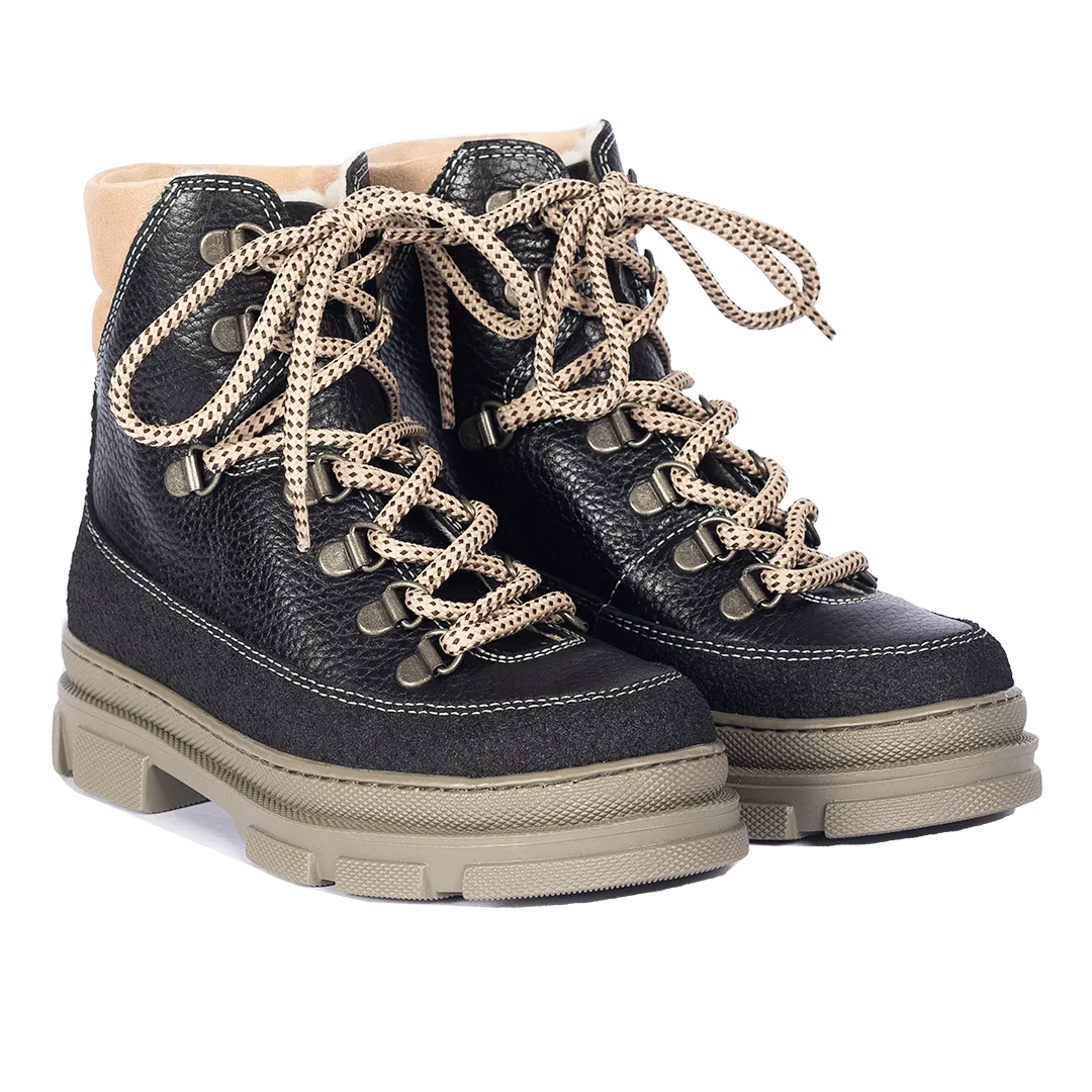Leather lace-up boot with soft wool lining