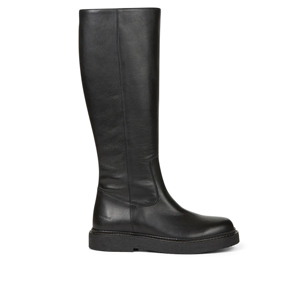 Longshafted boots