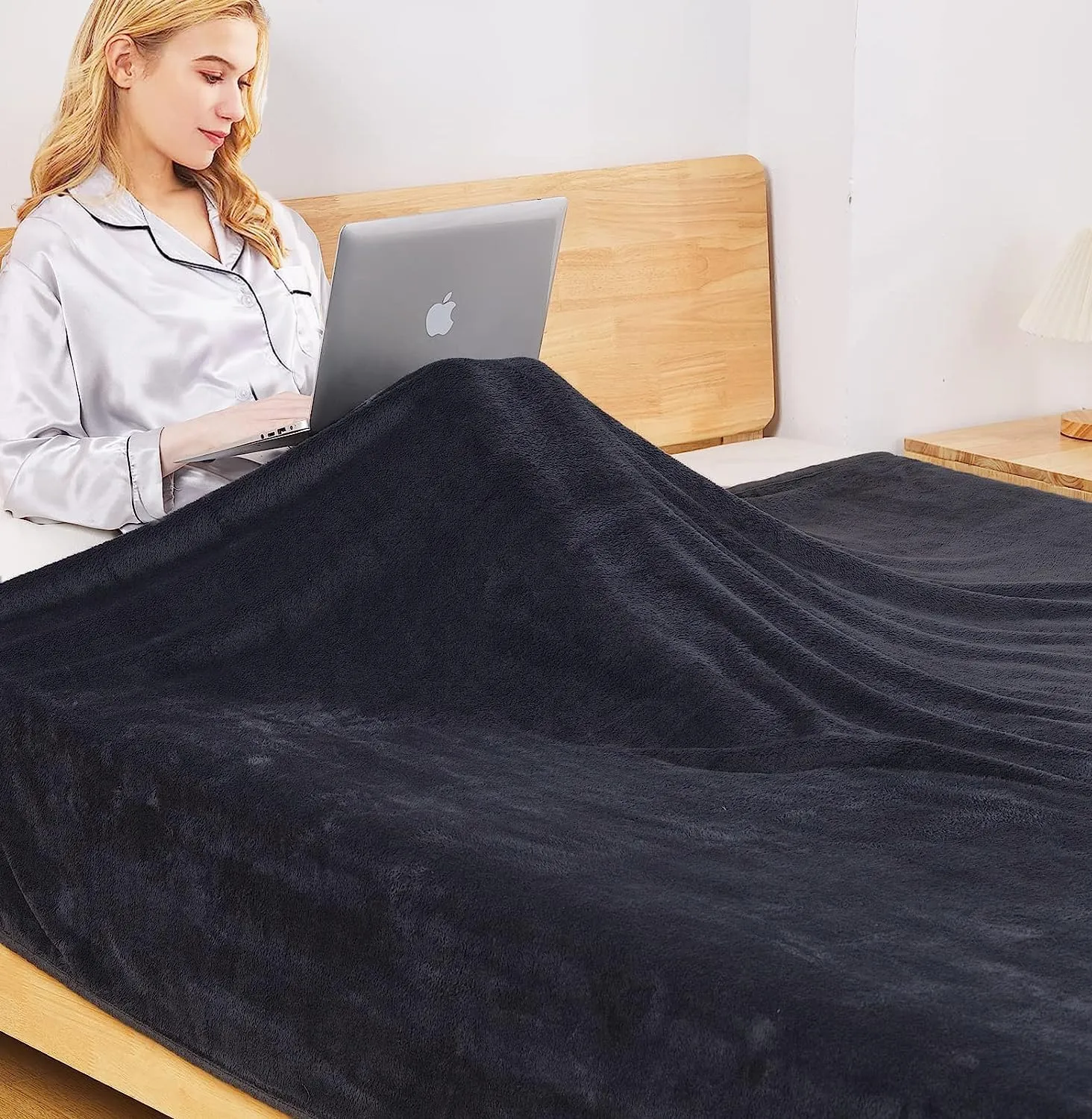 Polar Fleece Blanket King Size Lightweight Throw for The Bed Extra Soft Brush Fabric Super Warm Sofa Blanket 90" x 108"(Black King)