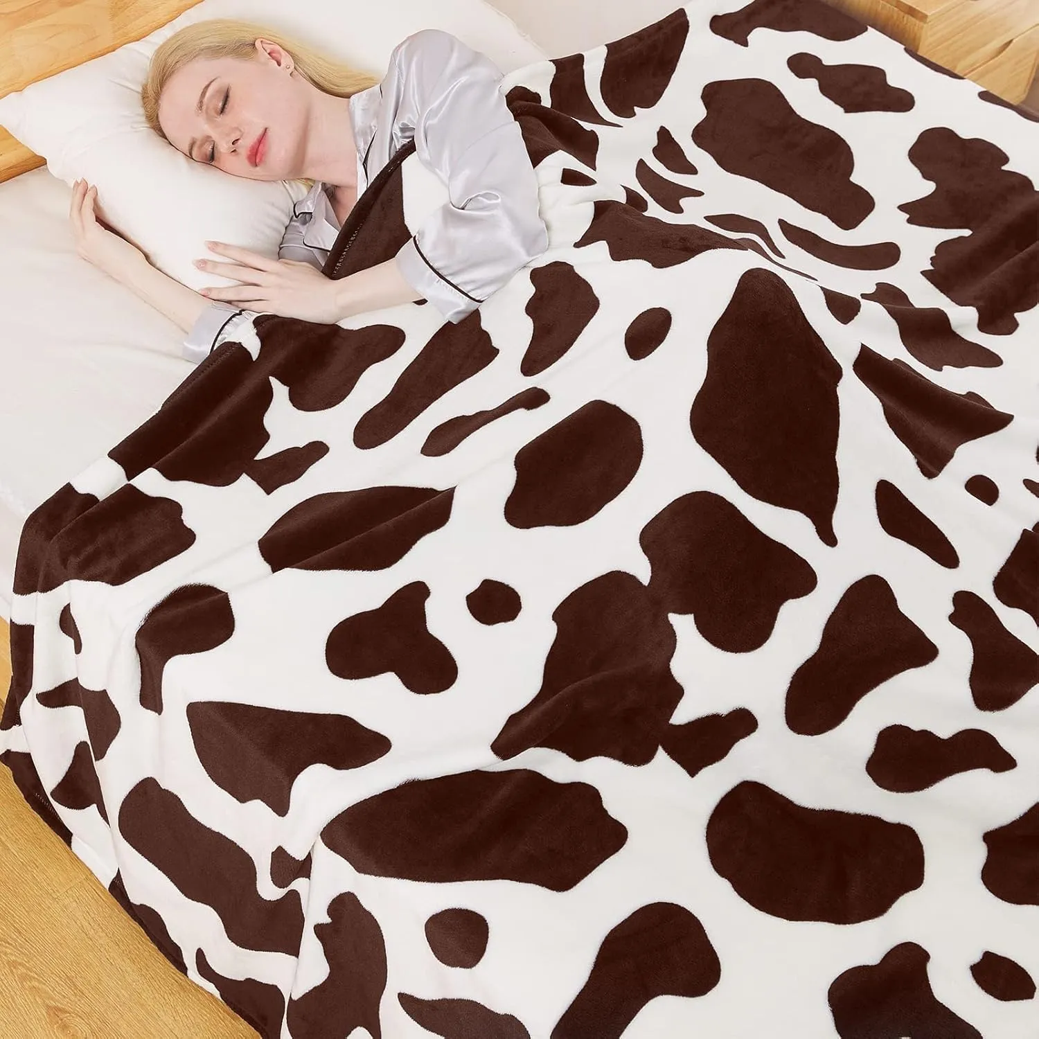 Richave Fleece Cow Print Blanket for All Season - Premium Lightweight Anti-Static Brown and Ivory Queen/Full Size Blankets, Bedroom Decor 90" x 90"(Brown Cow)